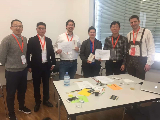 为优秀学员颁发东南大学纪念品