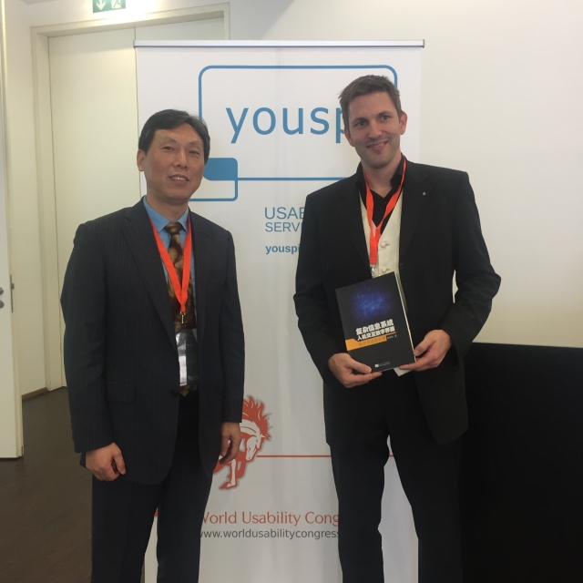 向大会主席Hannes Robier先生赠送专著